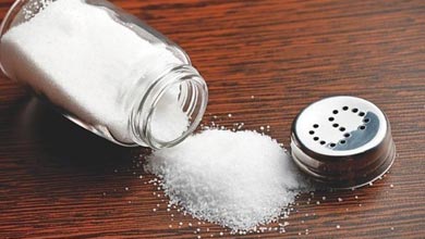 ریختن نمک در شامپو