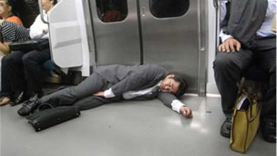 خواب کارمندان ژاپنی در مکان های عمومی !