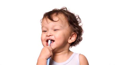 مسواک کردن دندان‌های کودک