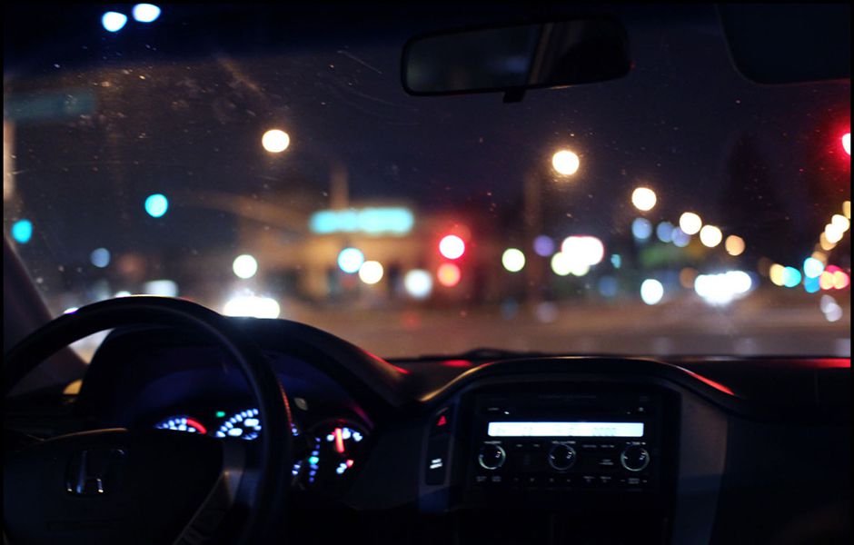 چگونه خطرات رانندگی در شب رانندگی را پایین بیاوریم
