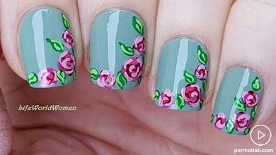لاک و طراحی ناخن گل گلی با زمینه سبزآبی