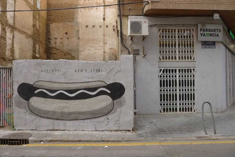 نقاشی هنرمند اسپانیایی بر روی دیوارها