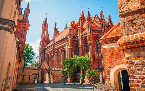 کلیسای سنت از زیباترین جاذبه‌های توریستی لیتوانی